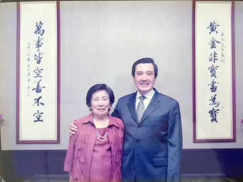 ▲書法與古文底子全因慈母！馬英九曾憶及在母親病榻前比賽背《桃花源記》，笑稱老總統也背輸老媽。（圖／翻攝馬英九臉書）