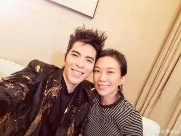 ▲蕭敬騰（左）2023年與經紀人女友Summer（右）結婚，夫妻倆婚後感情甜蜜，更幾乎是形影不離。（圖／翻攝自蕭敬騰微博）