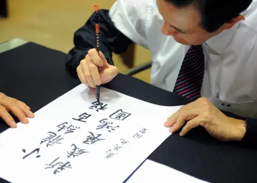 ▲字如其人！馬英九書法底子深厚，標題所述「書法超好」全靠幼時父教毛筆字、母教背古文積累而成，更被讚是政壇文青代表。（圖／馬英九臉書）
