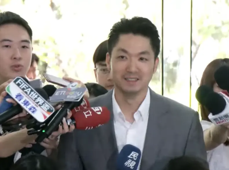 ▲台北市長蔣萬安維持一貫冷靜地笑而不語。（圖／翻攝畫面）