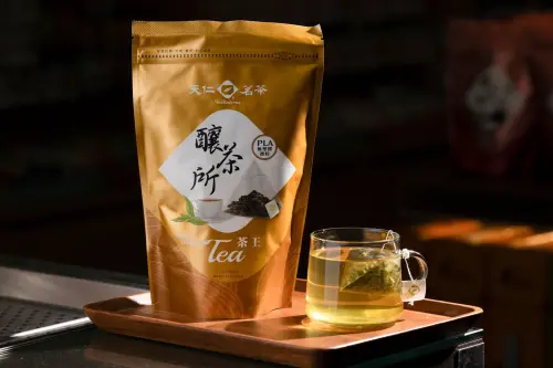 ▲長銷經典的「茶王」也推出三角茶包型態，特別選用經檢驗認證、無塑膠微粒的PLA材質，讓茶葉有更多空間釋放風味，品好茶的同時也讓消費者喝得安心 。 （圖／NOWNEWS攝）