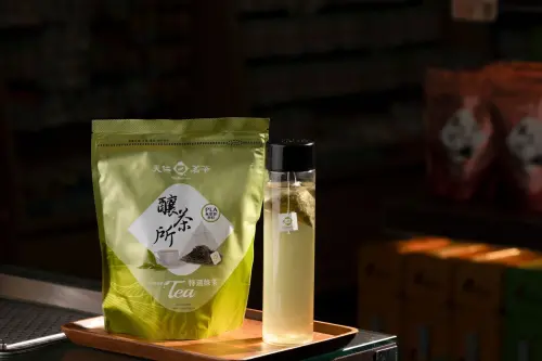 ▲炎熱夏季最適合用一杯冷泡純茶來消暑。天仁三角茶包不僅完美適用冷泡，更能讓茶葉於冷水中盡情釋放純淨茶香，帶來沁涼又療癒的夏日享受。（圖／NOWNEWS攝）