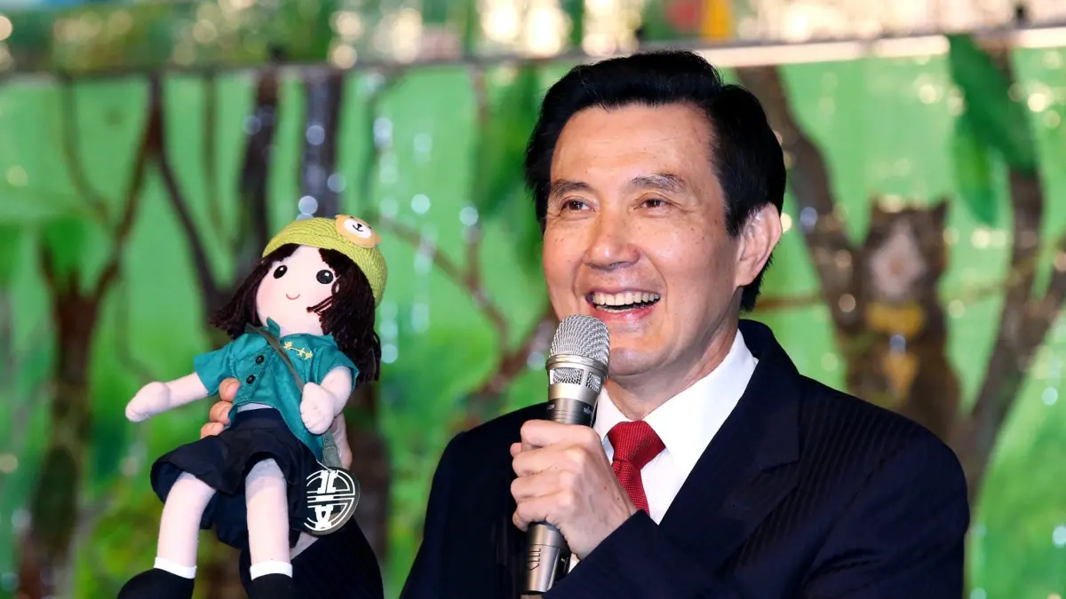 ▲▲英雄也有遲暮時。前總統馬英九近日面臨健康傳聞，夫人周美青與家屬發聲盼其能真正退休、安享餘年。回首其政壇生涯，曾是橫掃 1,618 萬張選票的「不敗戰神」，對比現況令人感觸良多。圖為馬英九 2015 年照片。（圖／翻攝自馬英九臉書）