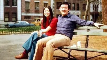 ▲「下輩子換我嫁妳！」1975年馬英九與周美青在紐約熱戀，當時兩人撿廢輪胎當沙發、薄被一蓋34年。這段刻苦卻深情的歲月，正是馬英九一生甘願「怕老婆」的背後真相。（圖／翻攝馬英九臉書）