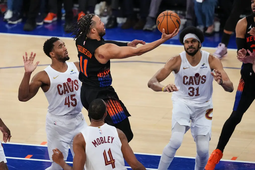 ▲克里夫蘭騎士當前的「畸形陣容」困境：上雙塔莫布利（Evan Mobley）、艾倫（Jarrett Allen）可能導致速度跟不上，但拆雙塔高度就不夠用。 這種配置上的天然劣勢，在面對攻守兼備、兵多將廣的尼克隊時，幾乎成為了無解的難題。（圖／美聯社／達志影像）
