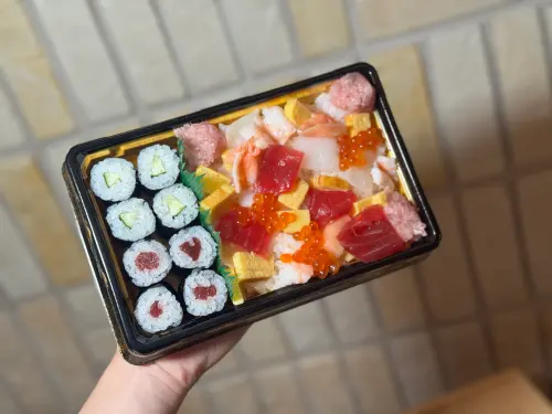 ▲極上散壽司370元，含有鮪魚上赤身、花枝、鮮蝦、生鮭魚、玉子、鐵火卷、小黃瓜卷。（圖／記者鍾怡婷攝）