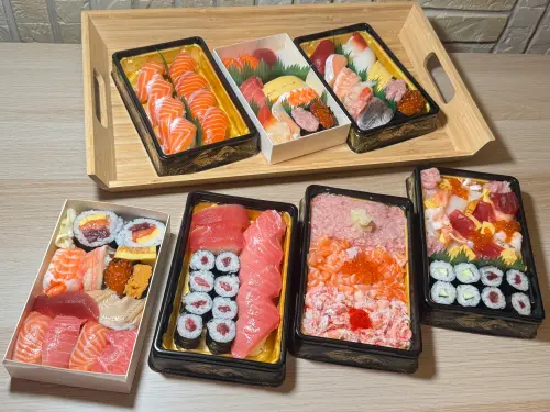 ▲上排左至右，生鮭魚8貫、特上壽司-竹、壽司郎嚴選10貫；下排左至右，特上壽司-松、豪華特選鮪魚、高級海味三色丼、極上散壽司（圖／記者鍾怡婷攝）