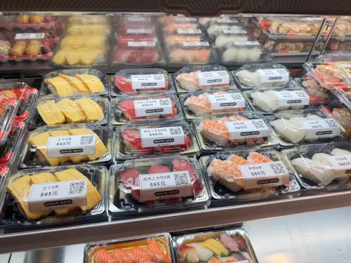 ▲壽司郎外帶店除了餐盒外，還有小食可選擇的「3入組壽司」。（圖／記者鍾怡婷攝）