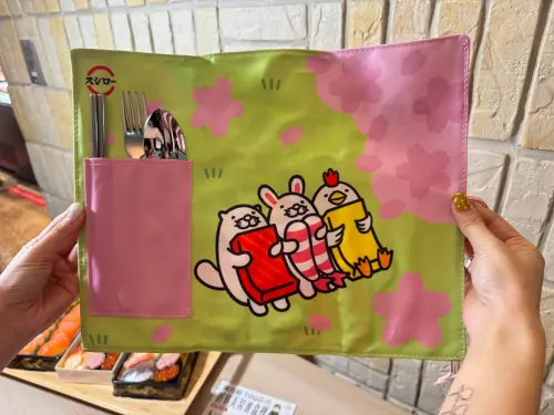 ▲凡於店內單筆消費滿400元，即可獲得「萌抱壽司春日餐具組」。（圖／記者鍾怡婷攝）