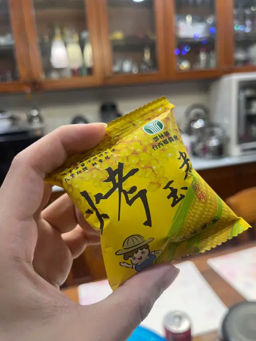 ▲原本只是日本旅客隨手購入的台灣零食，沒想到雲林台西農會的「烤玉米粒」一吃爆紅，許多日本網友吃完後瘋狂推薦，甚至主動詢問台北哪裡能補貨。（圖／翻攝自Threads@gakepetit）