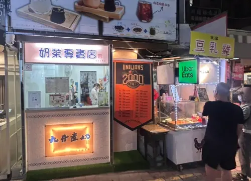 ▲台南不少夜市攤販也掛上統一獅隊史2000勝錦旗，紀念榮耀時刻。（圖／統一獅提供）