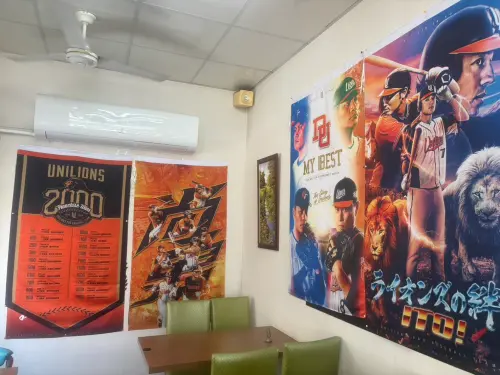 ▲有台南在地商家，牆上掛滿統一獅各時期紀念錦旗。（圖／統一獅提供）