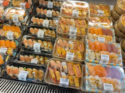 ▲爭鮮外帶店一盒壽司約為8至10貫，售價約落在130元至150元之間，內容多以鮭魚生魚片、炙燒鮭魚、鮮蝦、鮪魚與章魚等常見品項為主。（圖／記者鍾怡婷攝）