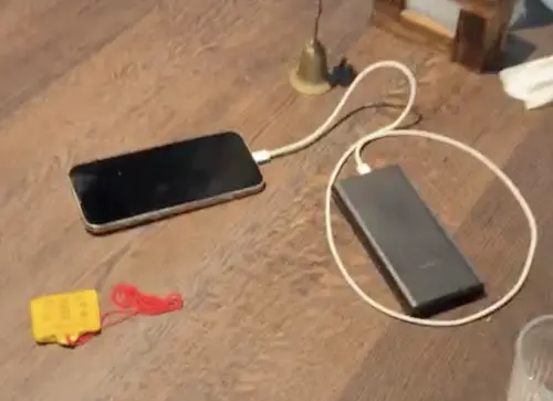 ▲陳志東今（22）日南下高雄，替魚肚內找回的iPhone充電，但仍無反應，最終宣告開機失敗。（圖／翻攝畫面）