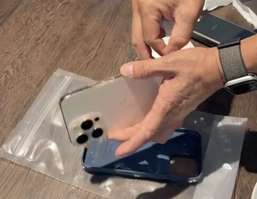 ▲iPhone 16 Pro Max在魚腹內待了8個月，外觀仍大致完整，但螢幕布滿刮痕、外殼也出現生鏽痕跡。（圖／翻攝畫面）
