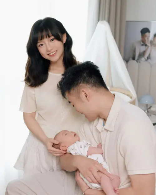 ▲陳詩媛（左）曬出與王齊麟（右）及兒子的一家三口合照。（圖／翻攝自陳詩媛IG@10yuan.0424）
