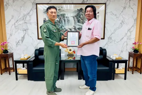 ▲指揮官張侯天汶致贈感謝狀予董事長蕭勝利。（圖／記者莊全成翻攝）