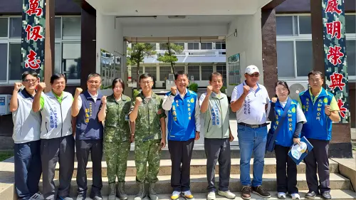 ▲九如鄉長藍聰信率敬軍團前往八軍團重防營致贈慰問金。（圖／記者莊全成翻攝）