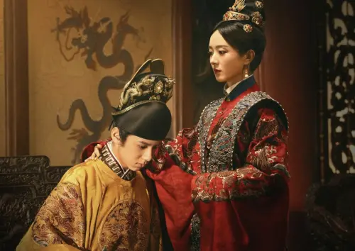 ▲趙麗穎（右）與林子燁（左）在《澎湖海戰》扮演鄭經的側室黃和娘與其子鄭克塽。（圖／翻攝自微博）