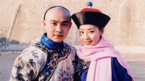 ▲張衛健（左）在劇中與飾演郡主的張茜（右）相識，2人也從劇中的夫妻變成現實中的夫妻。（圖／翻攝自微博）