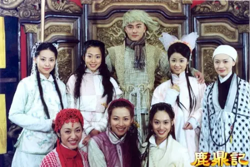 ▲張衛健版本的《鹿鼎記》，被封為歷屆顏值最高的一版，集結陳法蓉（前排左起）、麥家琪、朱茵、李菲（後排右起）、林心如、吳辰君以及張衛健真的老婆張茜（後排左）等高顏值女星。（圖／翻攝自微博）