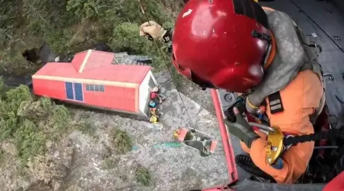 空勤黑鷹直升機赴白洋金礦山屋救援失溫人員