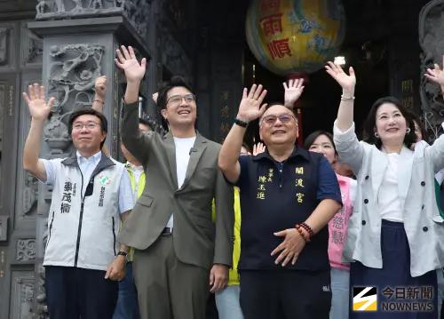 ▲沈伯洋關渡宮參香祈福。（圖／記者邱曾其攝）