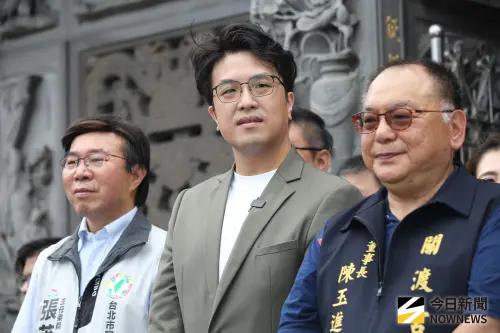 沈伯洋裝窮？存款18萬「妻買特斯拉」　律師不捨揭內幕