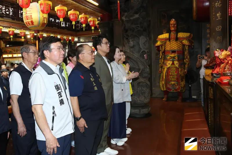    ▲沈伯洋關渡宮參香祈福。（圖／記者邱曾其攝）  