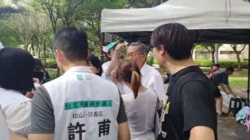 柯文哲遭無預警攻擊！後腦杓被蛋擊　他被壓制大喊「臭俗辣」