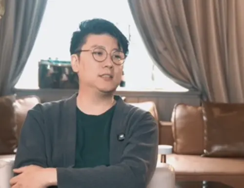 ▲現在的陳司翰雖然無復昔日帥氣，卻能開心做自己。（圖／翻攝自浪談老事）　