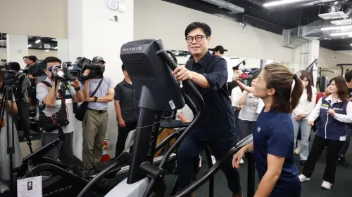 ▲在親身體驗鼓山運動中心嶄新設備器材的同時，市長陳其邁也鼓勵民眾多多運動，一起健康久久。（圖／高市府提供）