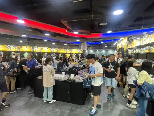 ▲中信兄弟主題日商品店仍吸引爆滿排隊人潮，球迷搶購主題日限定商品。（圖／記者林子翔攝）