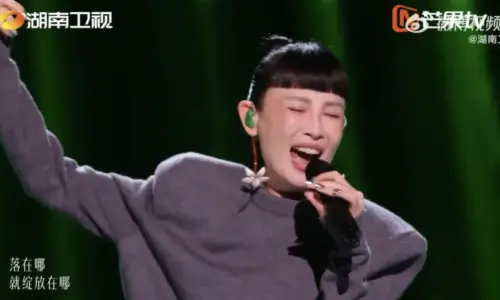 魏如萱《歌手》以為只拍上半身！坐板凳發呆踢腳　把錄影棚當自家