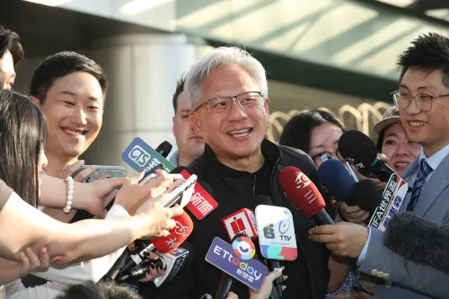 黃仁勳提前抵台將見魏哲家！被問北士科　笑回：公司有活動會參加