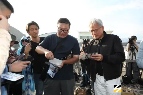 ▲黃仁勳抵台，民眾合照、簽名來者不拒。（圖／邱曾其攝）