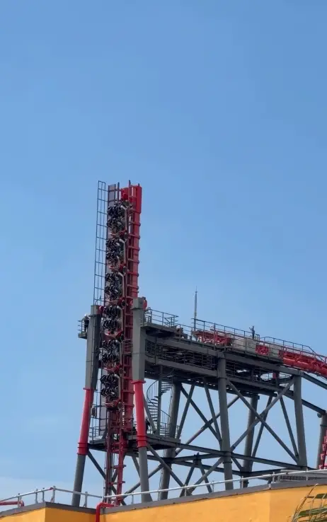 ▲有網友剛好目擊發文表示，自己早上才玩完該設施，沒想到下午就看到列車停在半空中。受困乘客也留言直呼「心臟差點停下來」。（圖／翻攝自Threads@ihan0509）