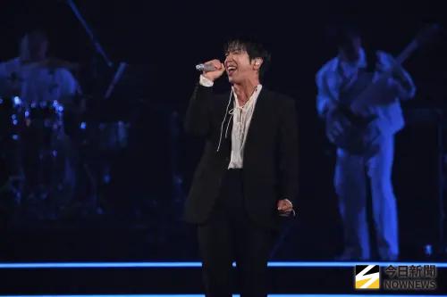 ▲鄭容和（如圖）擔任表演嘉賓，與歌手J.Sheon強強聯手，帶來〈別問很可怕〉、〈孤獨的人（I'm a Loner）〉掀起全場大合唱。（圖／記者林柏年攝影）