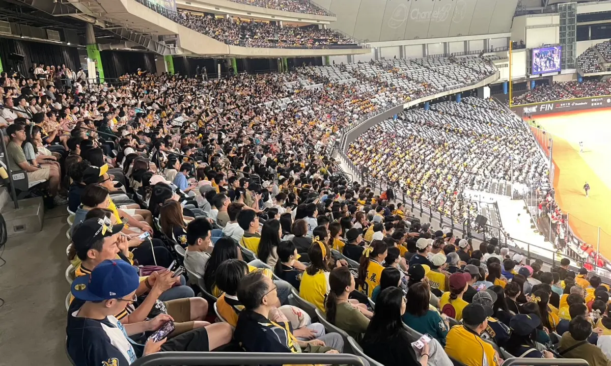 ▲中信兄弟「K歌主題日」今日總計2萬8179人進場，隊史周六蛋首度沒有破3萬人進場，寫下新低紀錄，但看到PSY賽後炸翻大巨蛋表演，許多線上球迷都大喊超後悔，「對不起，我不該質疑票價」、「PSY真的太炸，3600根本不貴」。（圖／記者林子翔攝）