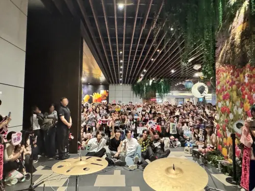 ▲Hi-Fi Un!corn來台除了開演唱會，還到南港突襲街頭表演。（圖／Showoffice 提供）