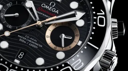 ▲手錶中央計時秒針運用 PVD 青銅金材質點綴，並加入紅色的Seamaster 字樣。（圖／OMEGA提供）