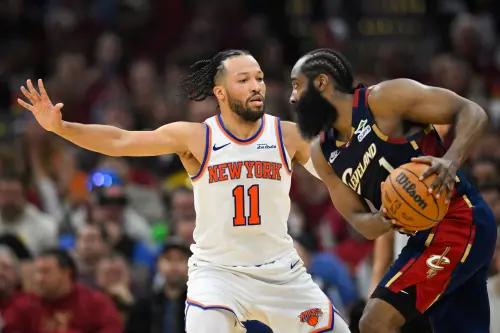 ▲紐約尼克隊控衛布朗森（Jalen Brunson）在東區決賽G3大殺四方。此役19投10中瘋狂砍下30分，在場上多次單打哈登成功，帶領尼克取得3:0的絕對聽牌優勢。（圖／路透／達志影像）
