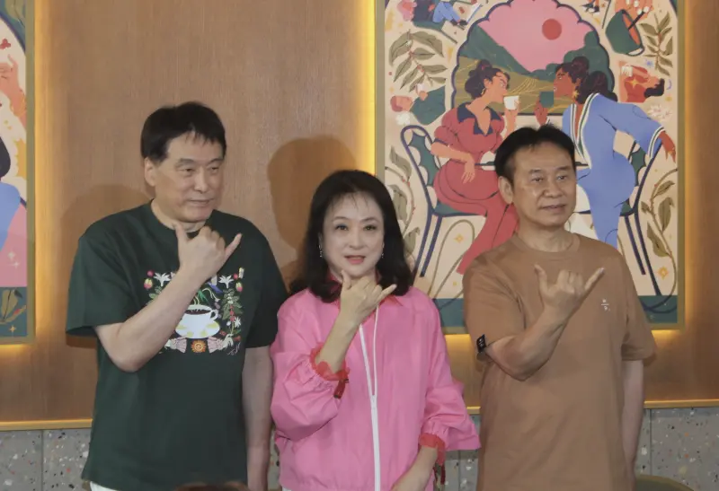    ▲高秀玲（圖中）說，康是美除了健康美麗，更包括時尚與追求，「康是美多年來就是從人生活剛性的需求著眼」，希望能夠常常能夠在康是美看到一些驚奇。（圖／記者鍾泓良攝影）  