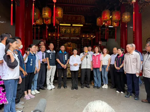 ▲國民黨宜蘭縣長參選人吳宗憲與台中市長盧秀燕合體至宜蘭市昭應宮參拜。（圖／吳宗憲辦公室提供）
