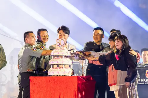 ▲司令呂坤修偕金曲歌王翁立友共同切蛋糕，慶祝陸軍成立80週年生日快樂。（陸軍司令部提供）