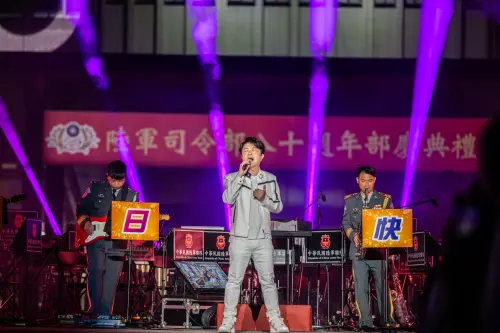 ▲金曲歌王翁立友登臺獻唱，以歌聲與民眾共享陸軍80週年喜悅。（陸軍司令部提供）
