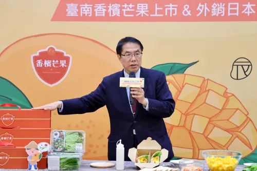 ▲台南市長黃偉哲特別北上化身最佳代言人，向臺北消費者熱情推薦來自臺南的頂級芒果，也盼將享譽國際的臺南鮮甜滋味分享給更多民眾。(圖／南市府提供)