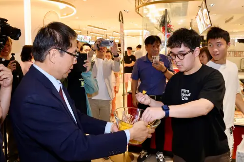 ▲台南市長黃偉哲於大葉髙島屋活動現場親自分送香甜愛文芒果，與民眾熱情互動，推廣臺南優質農產魅力。(圖／南市府提供)