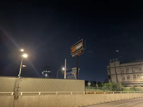 ▲「中壢文創夜市」位於普忠路地下道旁，因此也讓大批在地人擔憂會讓塞車問題更上一層樓。（圖／記者潘毅攝）