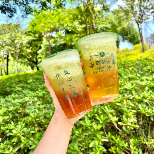 ▲鶴茶樓「香瓜金萱青茶」中杯69元、大杯79元，冰量固定。（圖／鶴茶樓提供）